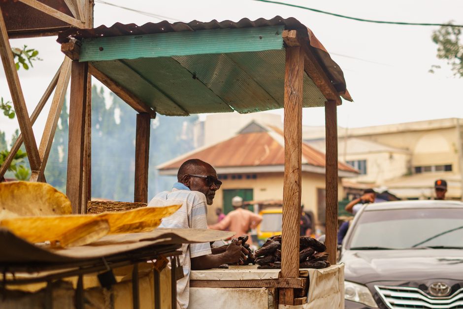 Entrepreneur d'Afrique de l'Ouest discutant avec un conseiller financier