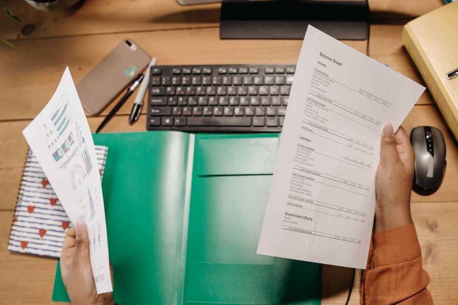 Comptable remettant des documents financiers à un entrepreneur sénégalais